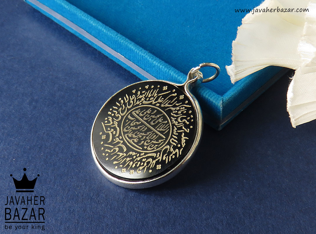 مدال استیل عقیق مذهبی [السلام علیْک یا اباعبْدالله، وعلی الاْرْواح التی حلتْ بفنآئک، علیْک منی سلام الله ابدا ما بقیت وبقی اللیْل والنهار، ولا جعله الله آخر الْعهْد منی لزیارتکمْ،]